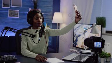 黑色的女人视频博客采取自拍智能手机流媒体